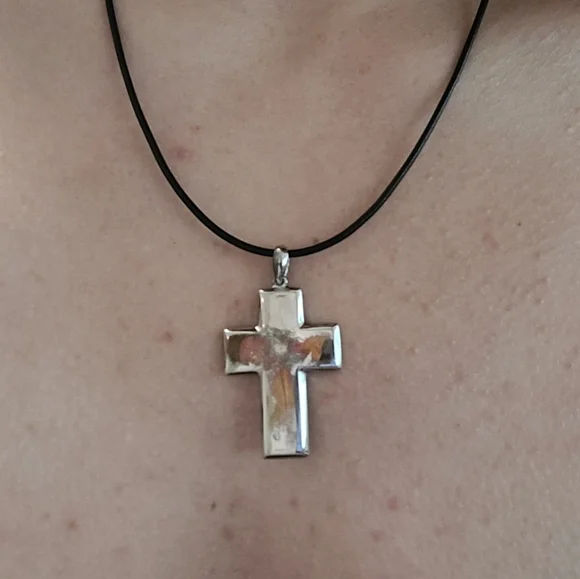 Sterling Slilver NWOT Cross Pendant Necklace With Diamond & Black Leather Chain - Picture 2 of 9